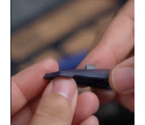 用砂纸打磨模型零件时的正确用法？