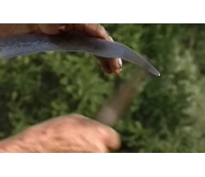 磨刀石到底是如何制成的？天然磨石。大自然中这种“黑色黄金”的手工切割技术