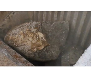 专吃石头的颚式破碎机，俗称“鄂破”这么大的石头都能挤碎了